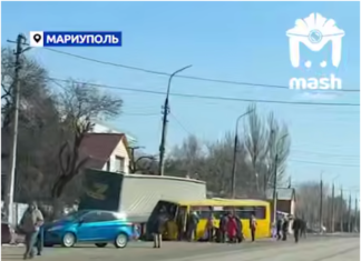 В Мариуполе автобус врезался в грузовик. Есть, по меньшей мере, один пострадавший, — ФОТО