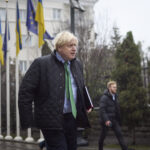 Экс-премьер Британии Джонсон побывал в Запорожье и работает над документальным фильмом