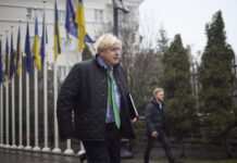 Экс-премьер Британии Джонсон побывал в Запорожье и работает над документальным фильмом