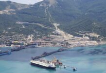 Атакован крупнейший на юге РФ нефтеналивной терминал: видео пожара и попыток работы ПВО