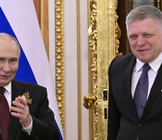 Фицо пожаловался, что две страны снова не пускают его на 9 мая в Москву