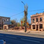 В Мариуполе оккупанты демонтировали старинное здание 1880 года в центре города, — ФОТО