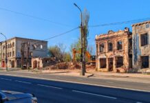 В Мариуполе оккупанты демонтировали старинное здание 1880 года в центре города, — ФОТО