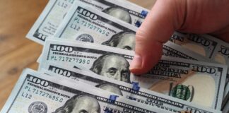 Двое работников СБУ требовали взятку у бизнесмена, их взяли на «горячем»