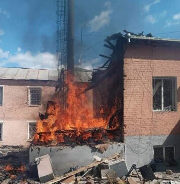 Россияне днем атаковали отделение полиции в Прилуках (фото)