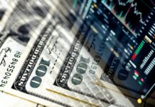 Евро отошел от рекорда, доллар растет: курс на 16 апреля и что делать с «сомнительными» купюрами