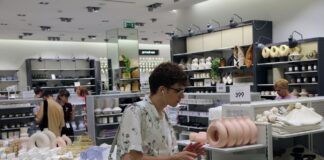 От супермаркетов до бутиков: в РФ массово закрывают магазины из-за падения спроса