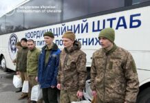 182 украинца освобождены из плена. В Координационном штабе называют этот обмен предвеликим, — ФОТО