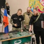 В школах Мариуполя размножаются «парты героев» — уже восьмая посвящена оккупанту, — ФОТО