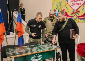 В школах Мариуполя размножаются «парты героев» — уже восьмая посвящена оккупанту, — ФОТО