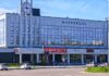 Без поездов, зато с праздничной вывеской: в Мариуполе украсили вокзал до 9 мая, — ФОТОФАКТ