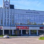 Без поездов, зато с праздничной вывеской: в Мариуполе украсили вокзал до 9 мая, — ФОТОФАКТ