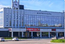 Без поездов, зато с праздничной вывеской: в Мариуполе украсили вокзал до 9 мая, — ФОТОФАКТ