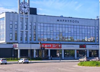 Без поездов, зато с праздничной вывеской: в Мариуполе украсили вокзал до 9 мая, — ФОТОФАКТ