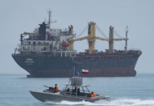 Иран начал обстреливать суда, которые пытались пройти через Ормузский пролив