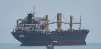 Иран начал обстреливать суда, которые пытались пройти через Ормузский пролив