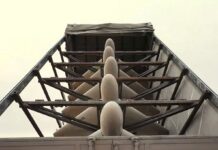 Пропаганда с неба: россияне с дронов разбрасывают листовки о «плохом» Трампе (фото)