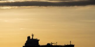 Пролив снова «под замком»? Нефтяные танкеры разворачиваются возле Ормуза