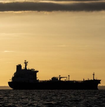 Пролив снова «под замком»? Нефтяные танкеры разворачиваются возле Ормуза