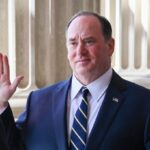 Глава ВМС США внезапно ушел в отставку после конфликта из-за Трампа, — WSJ