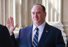 Глава ВМС США внезапно ушел в отставку после конфликта из-за Трампа, — WSJ