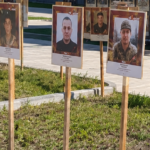 «Герои на палках»: в центре Мариуполя оккупанты вонзили в клумбы портреты погибших «СВОшников», — ВИДЕО