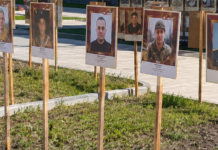 «Герои на палках»: в центре Мариуполя оккупанты вонзили в клумбы портреты погибших «СВОшников», — ВИДЕО