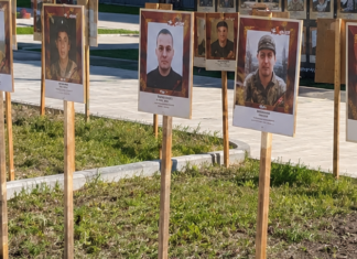 «Герои на палках»: в центре Мариуполя оккупанты вонзили в клумбы портреты погибших «СВОшников», — ВИДЕО