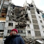 «Здесь нам предлагают жить»: мариупольцы показали компенсационную квартиру со следами пожара, — ВИДЕО