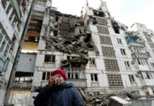 «Здесь нам предлагают жить»: мариупольцы показали компенсационную квартиру со следами пожара, — ВИДЕО