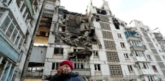 «Здесь нам предлагают жить»: мариупольцы показали компенсационную квартиру со следами пожара, — ВИДЕО