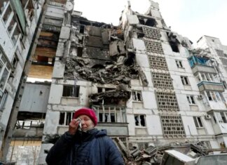 «Здесь нам предлагают жить»: мариупольцы показали компенсационную квартиру со следами пожара, — ВИДЕО