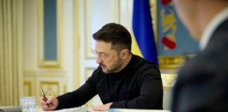 Зеленский издал указ о проведении парада в Москве