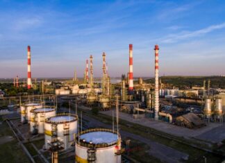Палає Саратовський НПЗ, у Ростовській області пожежа на паливному сховищі