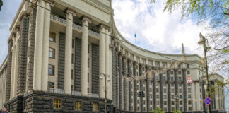 Атака по Києву: вдруге постраждала будівля уряду, РФ поцілила по будинку, де живе посол Албанії