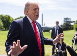 Трамп обвинил ЕС в невыполнении торговой сделки и анонсировал повышение пошлин