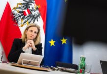 Австрия подозревает трех дипломатов РФ в шпионаже. Они уже покинули страну