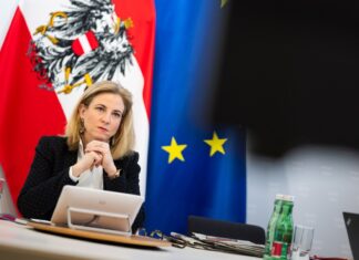 Австрия подозревает трех дипломатов РФ в шпионаже. Они уже покинули страну