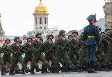 Как прошел 45-минутный военный парад в Москве после разрешения Зеленского – фото