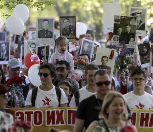 «Бессмертный полк», но украинский». Источник в разведке рассказал об изменении в тактике РФ в Европе