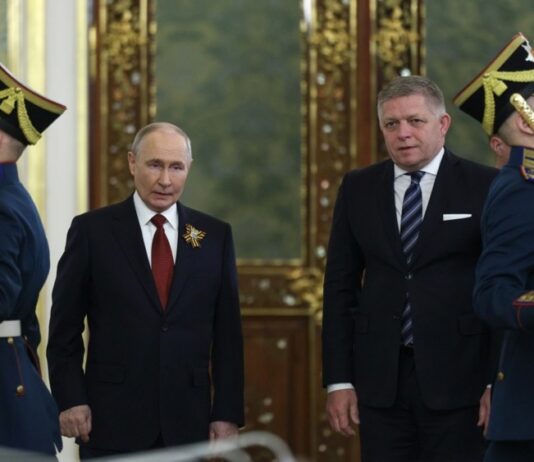 Фицо после встречи с Путиным заявил, что Зеленский должен позвонить диктатору, если хочет встречи