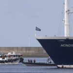 Пассажиры круизного лайнера, на котором обнаружили хантавирус, начали сходить на Канарах