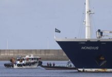 Пассажиры круизного лайнера, на котором обнаружили хантавирус, начали сходить на Канарах