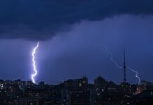 Киев будет штормить всю ночь, синоптики предупреждают о граде и шквалах