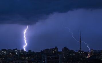 Киев будет штормить всю ночь, синоптики предупреждают о граде и шквалах
