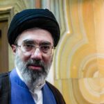Раненый Хаменеи может вести переговоры Ирана с США «из тени», — CNN