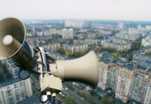 В Мариуполе заговорили о сиренах: горожане спорят из-за ночных атак и отсутствия укрытий