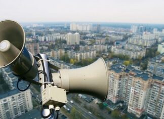 В Мариуполе заговорили о сиренах: горожане спорят из-за ночных атак и отсутствия укрытий