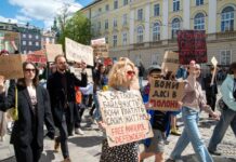 Мариупольцы вышли на акции по всей Украине в поддержку пленных защитников, – ФОТО