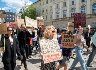 Мариупольцы вышли на акции по всей Украине в поддержку пленных защитников, – ФОТО